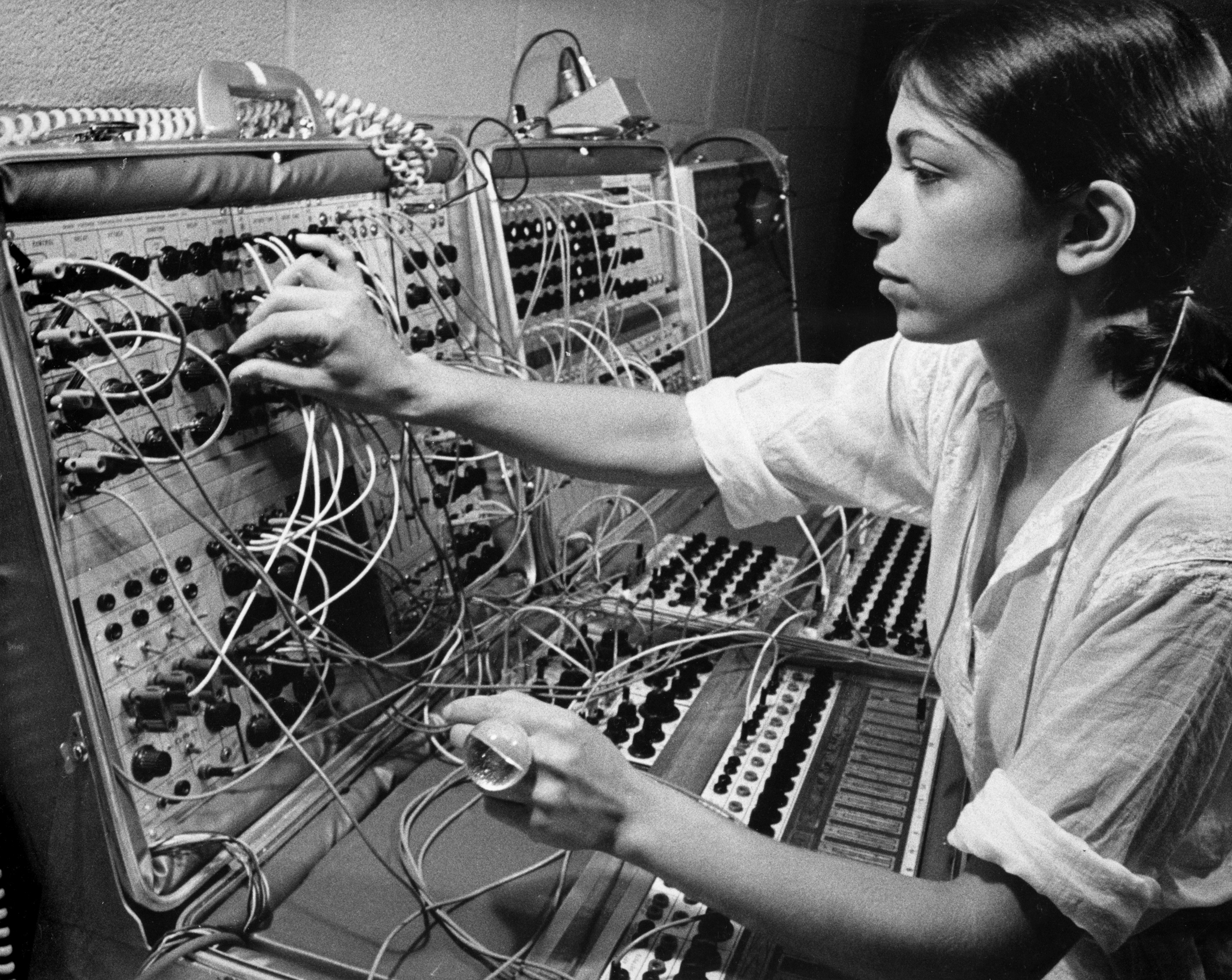 Слушать старые зарубежные. Сьюзан Чани. Suzanne Ciani фото. История электронной музыки. Электроника музыка.